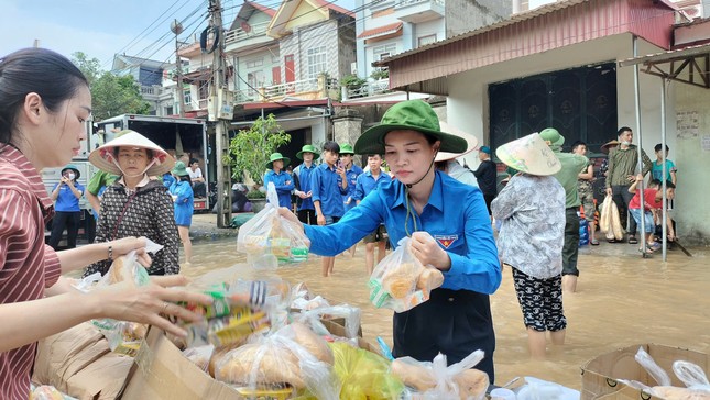 'Áo xanh' Bắc Giang tiếp sức người dân vùng lũ ảnh 1