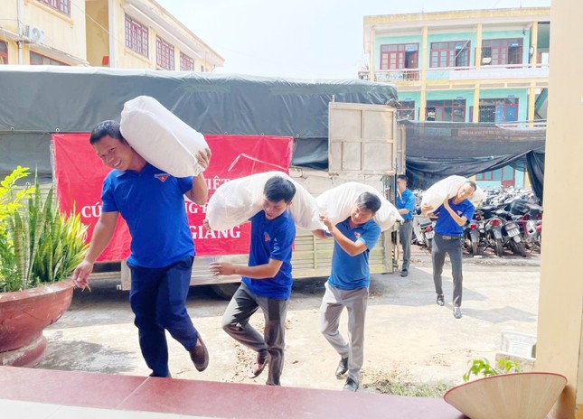 Tặng quà thiếu nhi bị ảnh hưởng bởi bão lũ ở Bắc Ninh ảnh 5