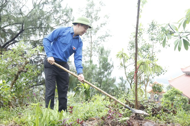 Bí thư Trung ương Đoàn Ngô Văn Cương trao 1 tỉ đồng quỹ việc làm ở Bắc Giang ảnh 1