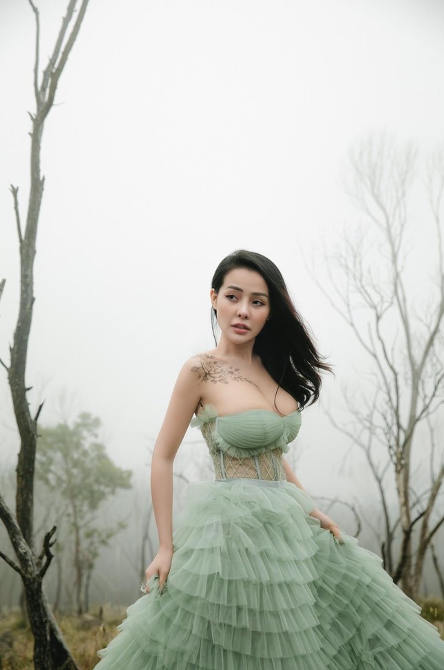 'Đỏ mặt' với bộ ảnh cưới của Lương Bằng Quang và Ngân 98: Cô dâu 'hở bạo' nhất Việt Nam? ảnh 4