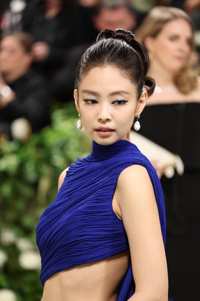 Tại sao Jennie BLACKPINK chọn đồ xanh coban giữa một rừng hoa ở Met Gala? ảnh 5