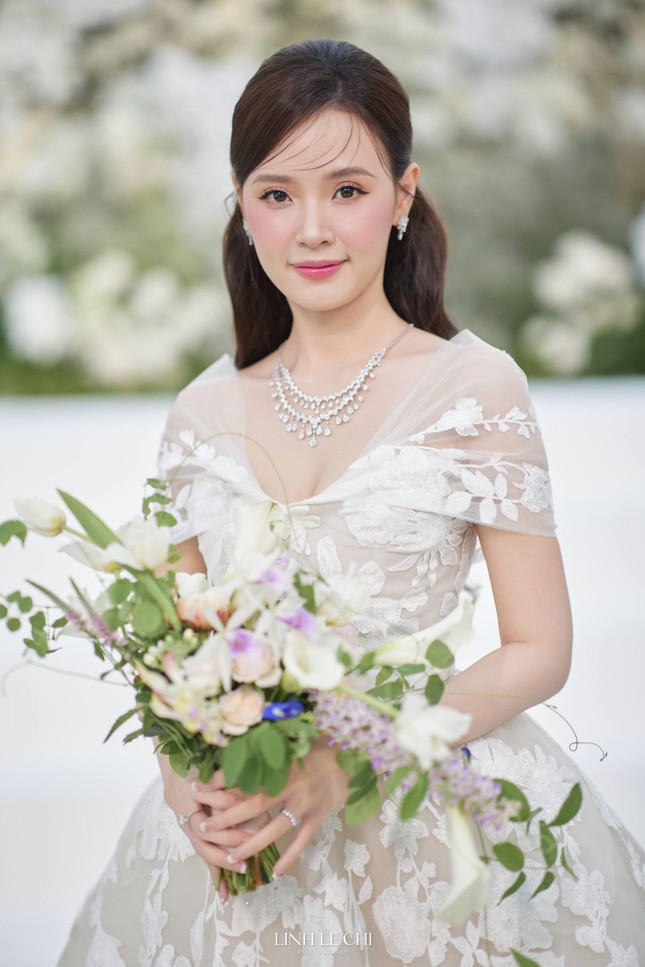 Hoa cưới của cô dâu Midu từ đám hỏi đến đám cưới đều có điểm đặc biệt này ảnh 1