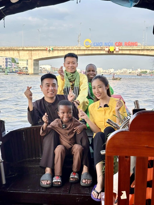 Vì sao Hoa hậu Thùy Tiên không đến tiễn Quang Linh Vlogs và Lôi Con về Angola? ảnh 1