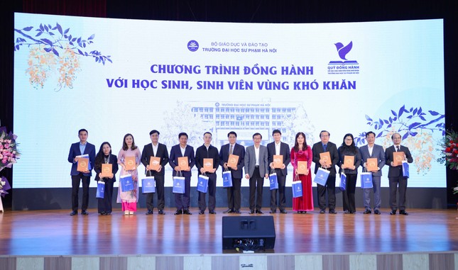 Đồng hành cùng với học sinh, sinh viên vùng khó ảnh 1