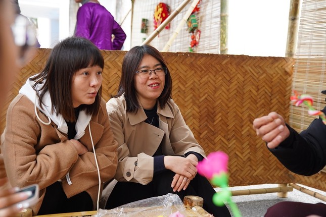 Sinh viên nước ngoài hứng thú với các trò chơi truyền thống trong dịp Tết Nguyên đán tại Việt Nam ảnh 5