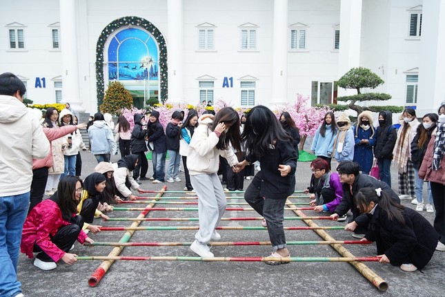 Sinh viên nước ngoài hứng thú với các trò chơi truyền thống trong dịp Tết Nguyên đán tại Việt Nam ảnh 2