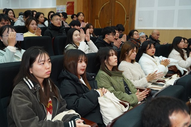 Sinh viên nước ngoài hứng thú với các trò chơi truyền thống trong dịp Tết Nguyên đán tại Việt Nam ảnh 6