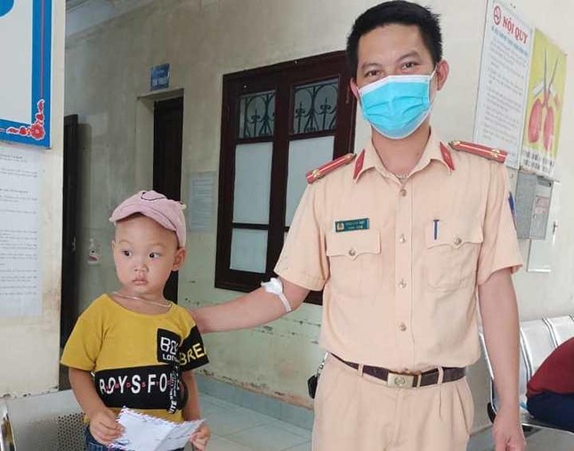 Nhiều chiến sỹ công an Bắc Giang hiến máu khẩn cấp cho trẻ vùng phong toả ảnh 6