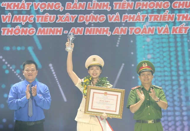 Tuyên dương 14 công dân trẻ tiêu biểu TPHCM năm 2023 ảnh 6