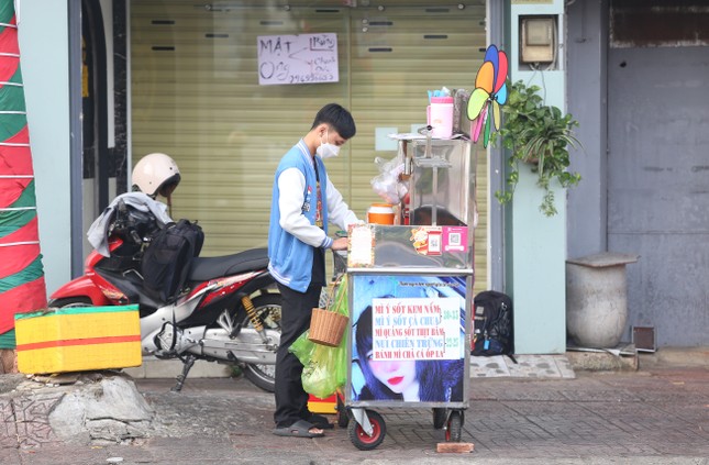 Chàng sinh viên bán bánh mì nuôi khát vọng ‘kiểm soát’ bầu trời ảnh 1