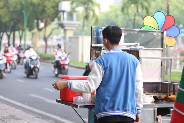 Chàng sinh viên bán bánh mì nuôi khát vọng ‘kiểm soát’ bầu trời ảnh 6
