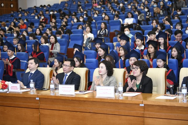 ẢNH: Những khoảnh khắc đáng nhớ tại buổi trao học bổng Nâng bước thủ khoa 2023 ảnh 3