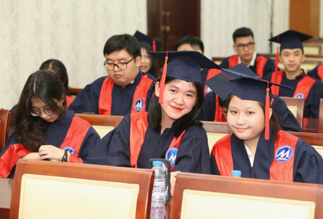 ẢNH: Những khoảnh khắc đáng nhớ tại buổi trao học bổng Nâng bước thủ khoa 2023 ảnh 1