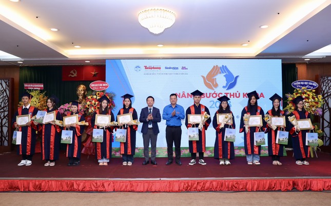 ẢNH: Những khoảnh khắc đáng nhớ tại buổi trao học bổng Nâng bước thủ khoa 2023 ảnh 7