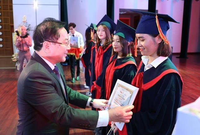 ẢNH: Những khoảnh khắc đáng nhớ tại buổi trao học bổng Nâng bước thủ khoa 2023 ảnh 6