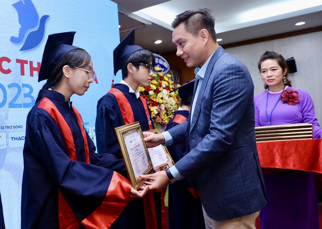ẢNH: Những khoảnh khắc đáng nhớ tại buổi trao học bổng Nâng bước thủ khoa 2023 ảnh 8