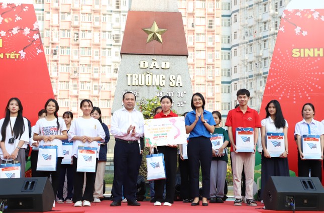 Đưa bạn trẻ về quê đón Tết đoàn viên, lì xì năm mới sinh viên quốc tế ảnh 1