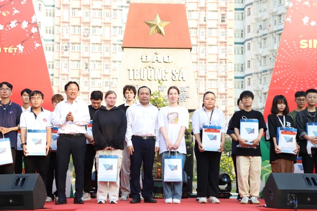 Đưa bạn trẻ về quê đón Tết đoàn viên, lì xì năm mới sinh viên quốc tế ảnh 3