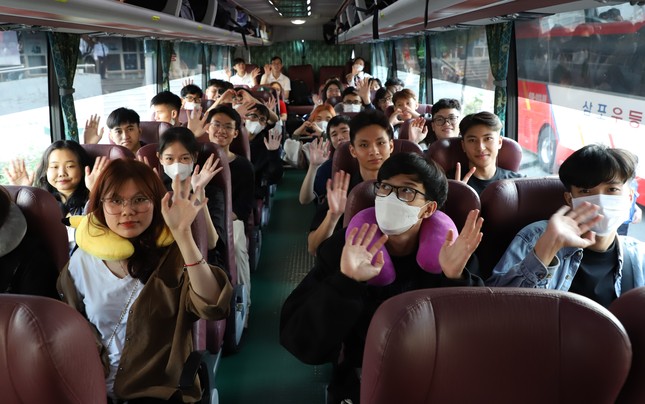 Đưa bạn trẻ về quê đón Tết đoàn viên, lì xì năm mới sinh viên quốc tế ảnh 6