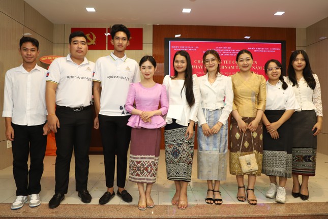 Bạn trẻ Lào, Việt đón Tết ấm áp, thân tình cùng người dân TPHCM ảnh 12