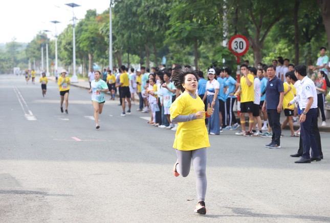 Sinh viên TPHCM sôi nổi thi nhảy bao bố, kéo cao, chạy việt dã ảnh 4