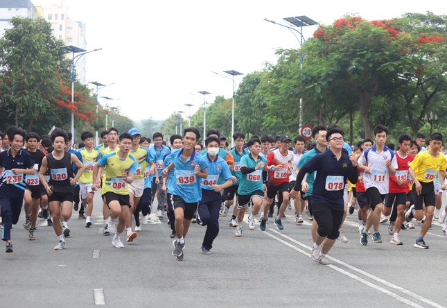 Sinh viên TPHCM sôi nổi thi nhảy bao bố, kéo cao, chạy việt dã ảnh 2