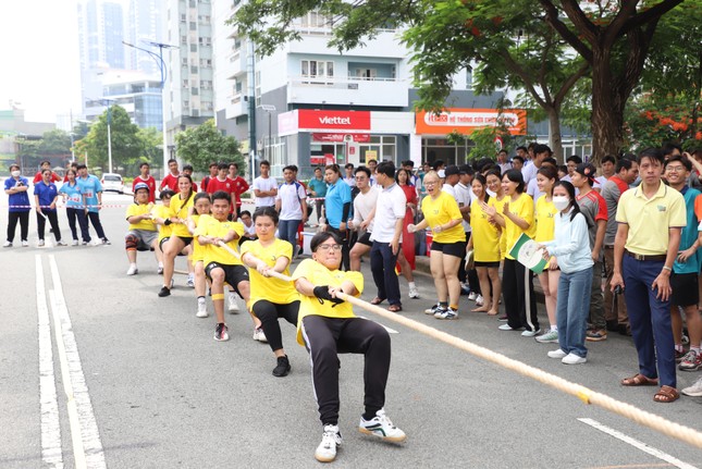 Sinh viên TPHCM sôi nổi thi nhảy bao bố, kéo cao, chạy việt dã ảnh 6