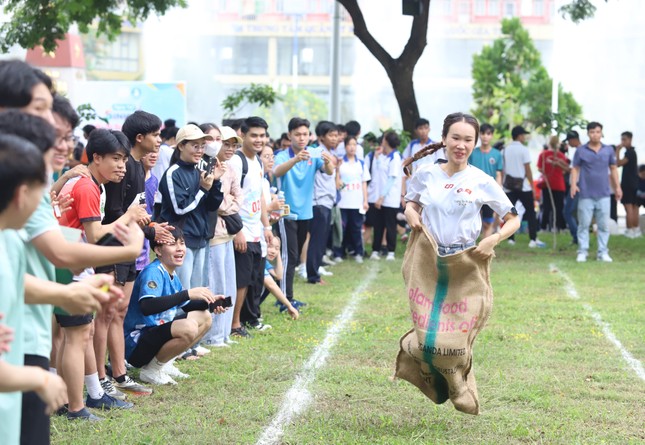 Sinh viên TPHCM sôi nổi thi nhảy bao bố, kéo cao, chạy việt dã ảnh 9