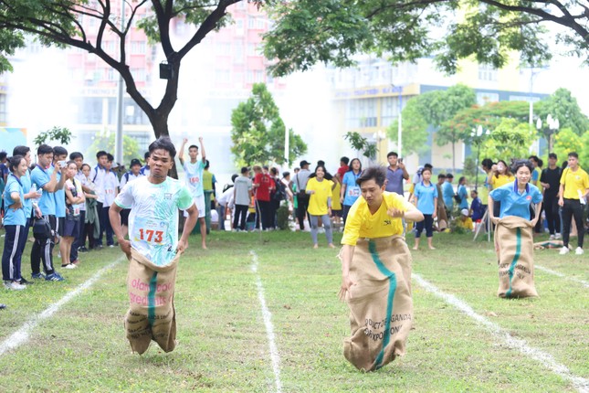 Sinh viên TPHCM sôi nổi thi nhảy bao bố, kéo cao, chạy việt dã ảnh 8