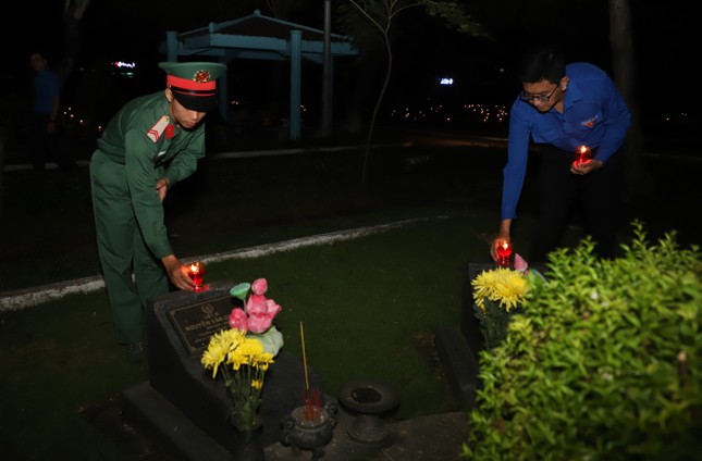 Chủ tịch Phan Văn Mãi cùng thanh niên TPHCM thắp nến tri ân Anh hùng liệt sĩ ảnh 9