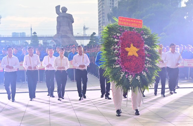 Chủ tịch Phan Văn Mãi cùng thanh niên TPHCM thắp nến tri ân Anh hùng liệt sĩ ảnh 1