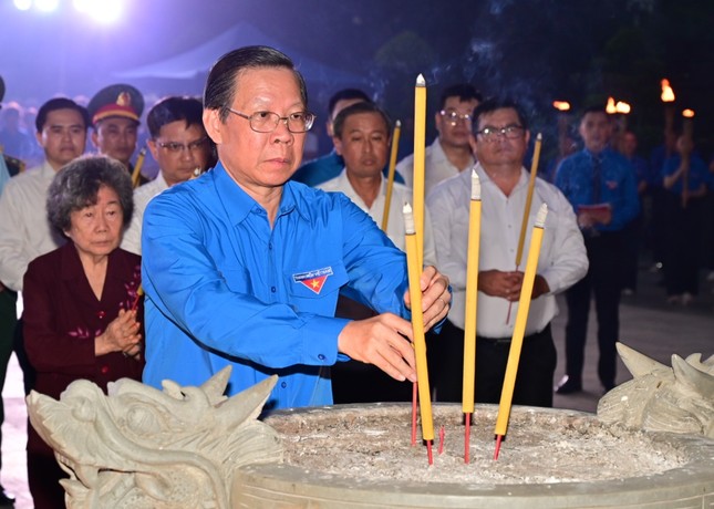 Chủ tịch Phan Văn Mãi cùng thanh niên TPHCM thắp nến tri ân Anh hùng liệt sĩ ảnh 3