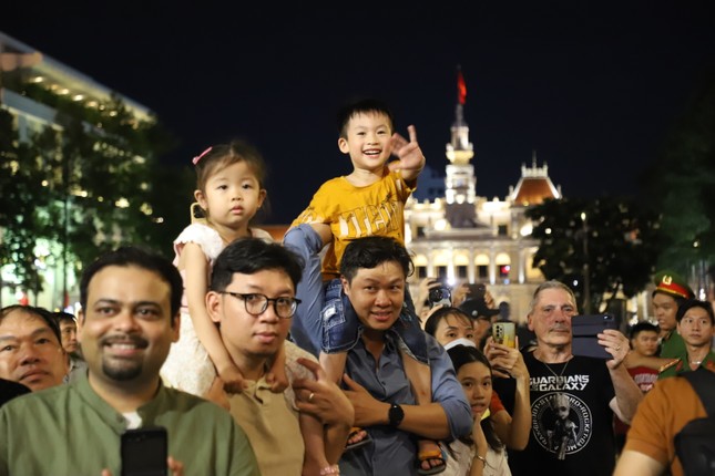 Sôi động màn diễu hành kỵ binh trên đường phố TPHCM ảnh 11