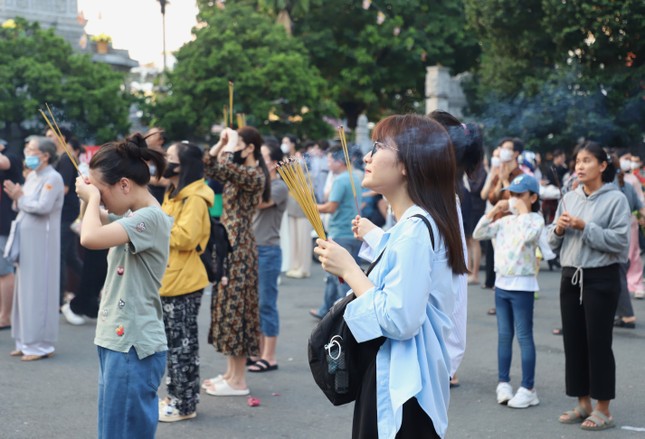 Lễ chùa mùa Vu lan, rưng rưng nước mắt nhớ ơn sinh thành ảnh 13