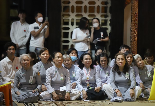 Lễ chùa mùa Vu lan, rưng rưng nước mắt nhớ ơn sinh thành ảnh 6