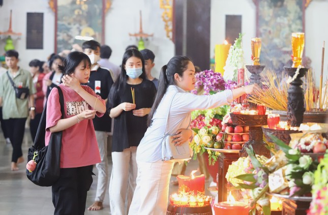 Lễ chùa mùa Vu lan, rưng rưng nước mắt nhớ ơn sinh thành ảnh 2