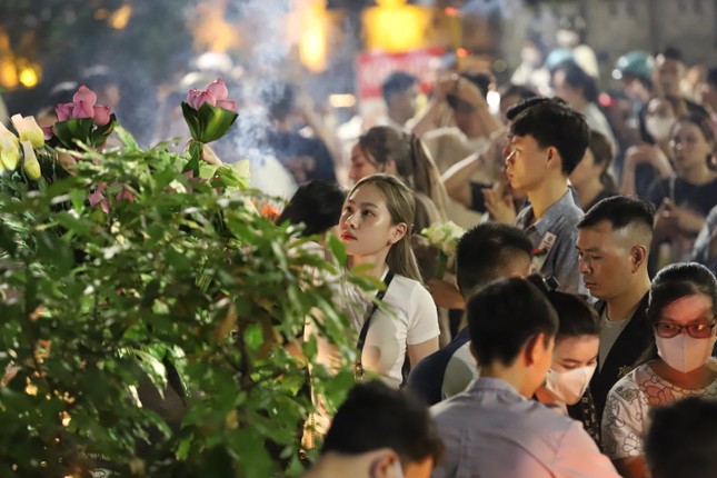 Lễ chùa mùa Vu lan, rưng rưng nước mắt nhớ ơn sinh thành ảnh 1