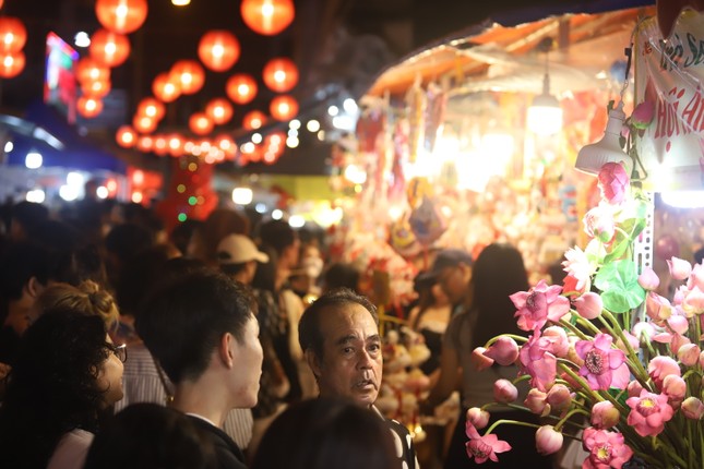 Giới trẻ chen chân 'trẩy hội' đêm Trung thu ở phố lồng đèn lớn nhất TPHCM ảnh 22