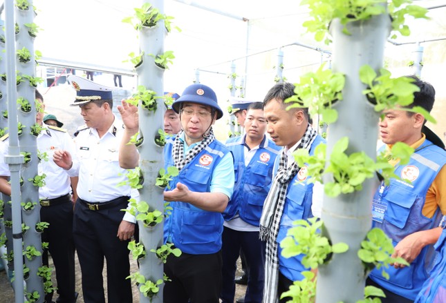 Đoàn đại biểu TPHCM thăm, tặng quà cán bộ, chiến sĩ và nhân dân đảo Nam Du ảnh 6