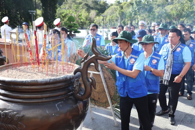 Chuỗi hoạt động ý nghĩa của đoàn đại biểu TPHCM tại Côn Đảo ảnh 3