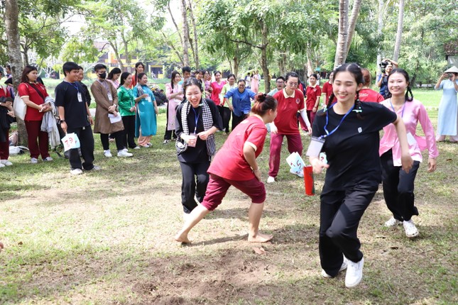 Bạn trẻ TPHCM trở về tuổi thơ chơi bắn bi, cướp cờ... ảnh 8