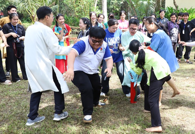 Bạn trẻ TPHCM trở về tuổi thơ chơi bắn bi, cướp cờ... ảnh 11