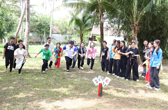 Bạn trẻ TPHCM trở về tuổi thơ chơi bắn bi, cướp cờ... ảnh 10