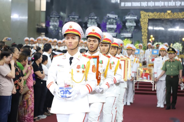 Trung ương Đoàn, các Tỉnh Đoàn đến viếng, chia buồn cùng thân nhân liệt sĩ hy sinh trong diễn tập phòng thủ ảnh 6