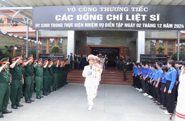 Xúc động lễ truy điệu 12 liệt sĩ anh dũng hy sinh trong diễn tập phòng thủ ảnh 9