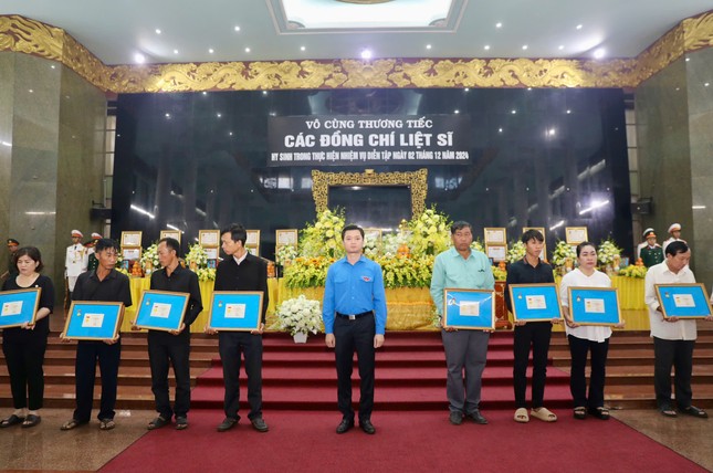 Trung ương Đoàn, các Tỉnh Đoàn đến viếng, chia buồn cùng thân nhân liệt sĩ hy sinh trong diễn tập phòng thủ ảnh 5