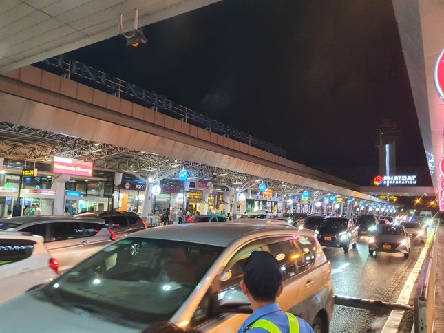Sân bay Tân Sơn Nhất đông nghịt, khách vật vã từ mờ sáng 27 Tết ảnh 1