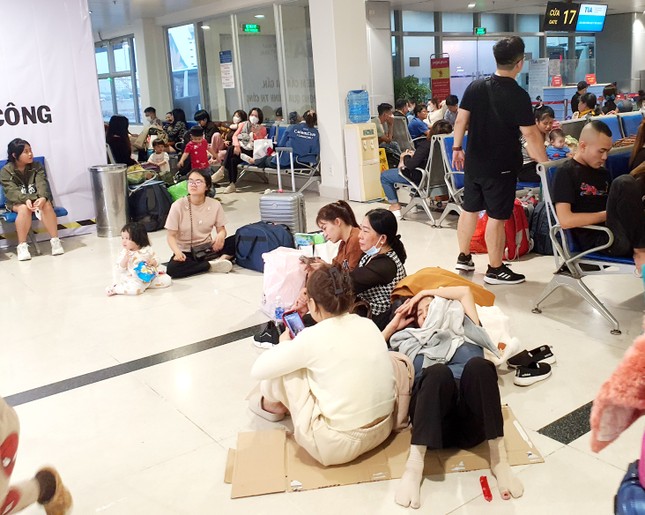 Sân bay Tân Sơn Nhất đông nghịt, khách vật vã từ mờ sáng 27 Tết ảnh 7