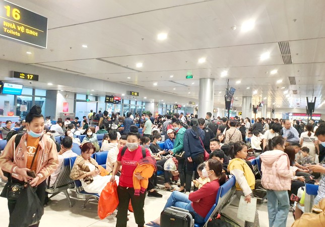 Sân bay Tân Sơn Nhất đông nghịt, khách vật vã từ mờ sáng 27 Tết ảnh 8