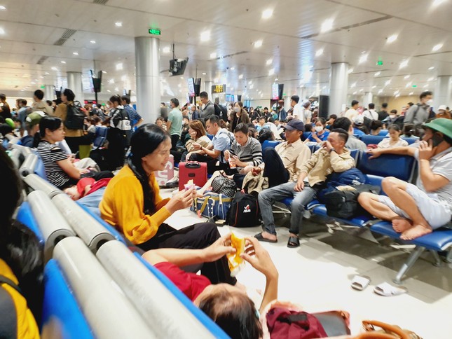 Sân bay Tân Sơn Nhất đông nghịt, khách vật vã từ mờ sáng 27 Tết ảnh 10